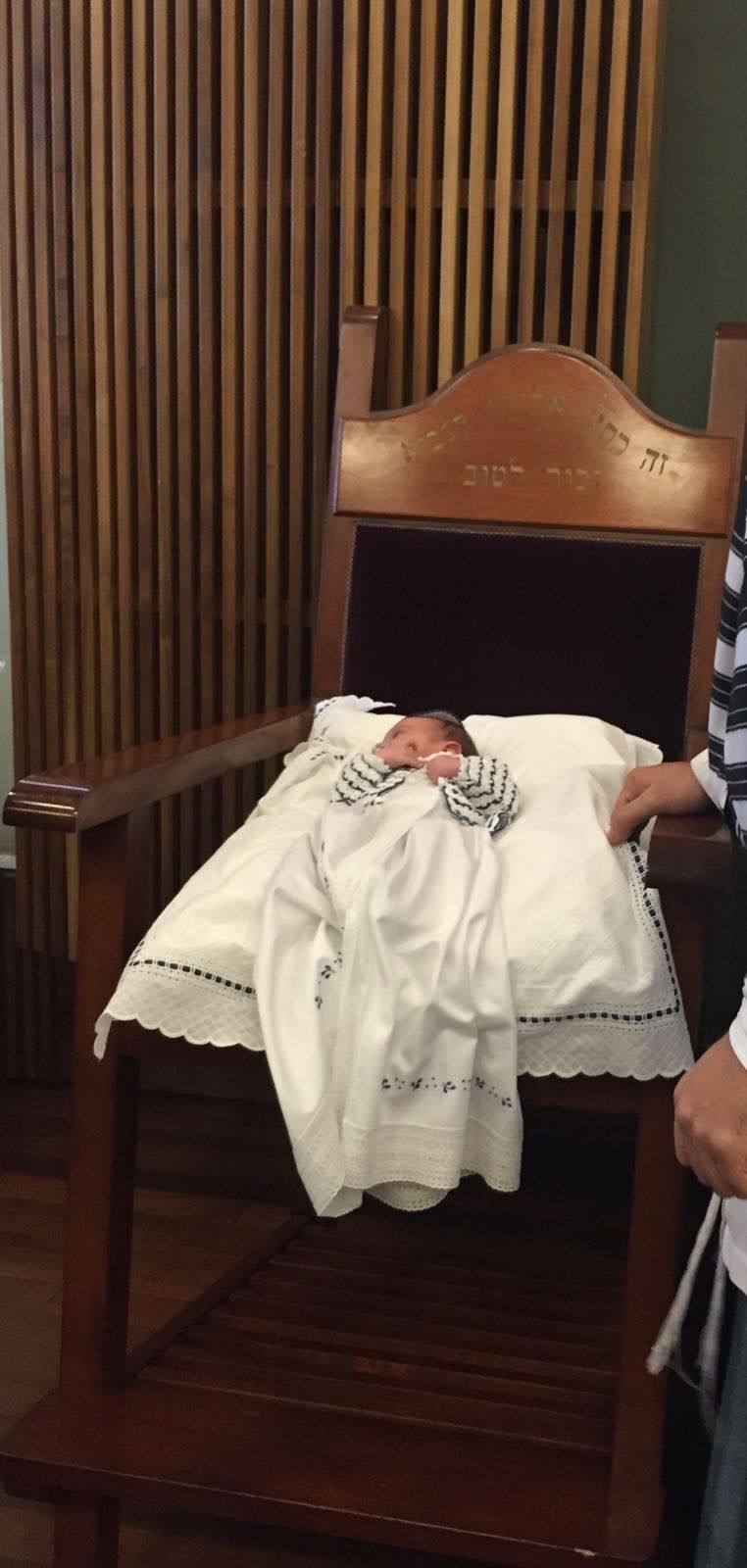 Un brit milá en la silla de tito Isaque.